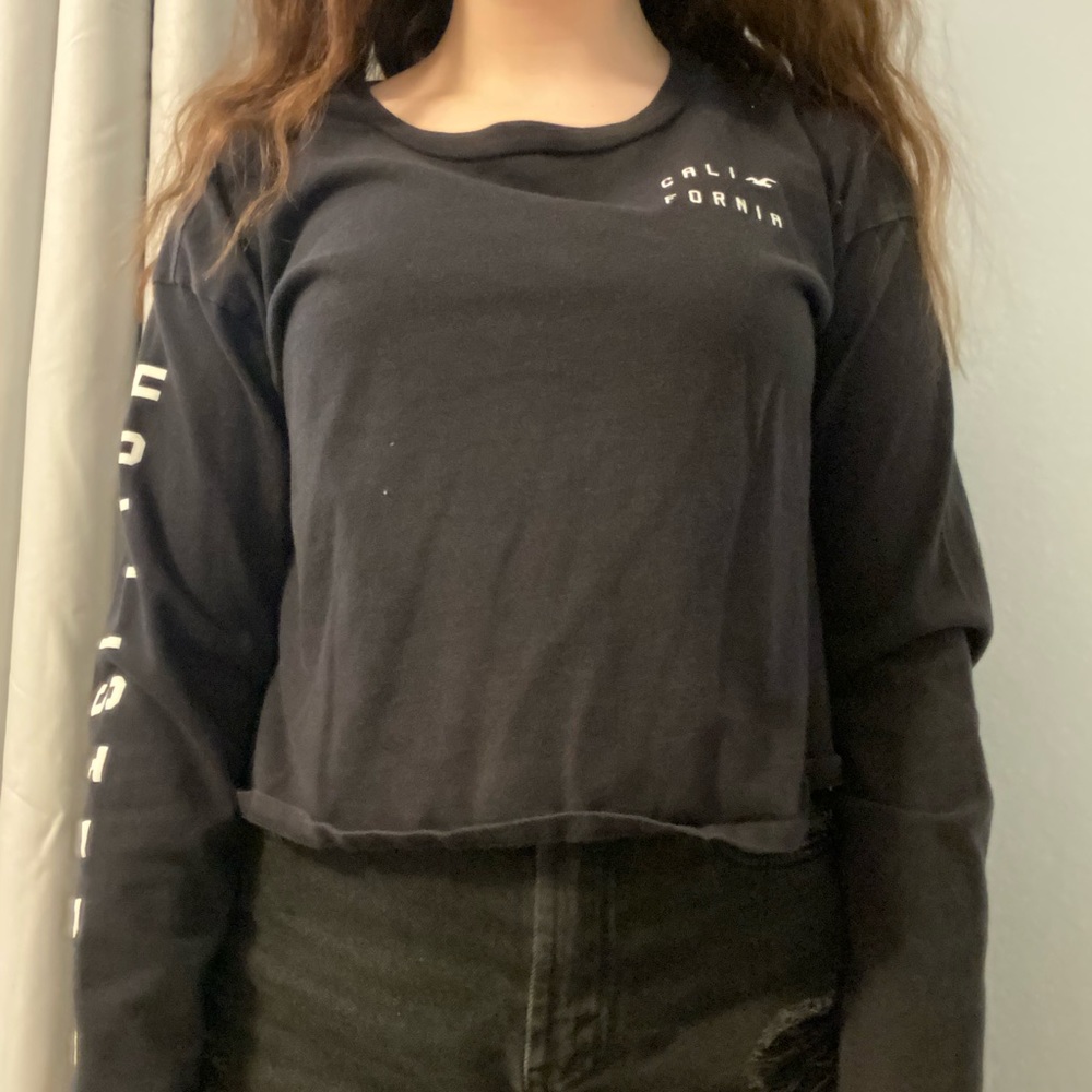 HOLLISTER long sleeve black cropped boxy tee